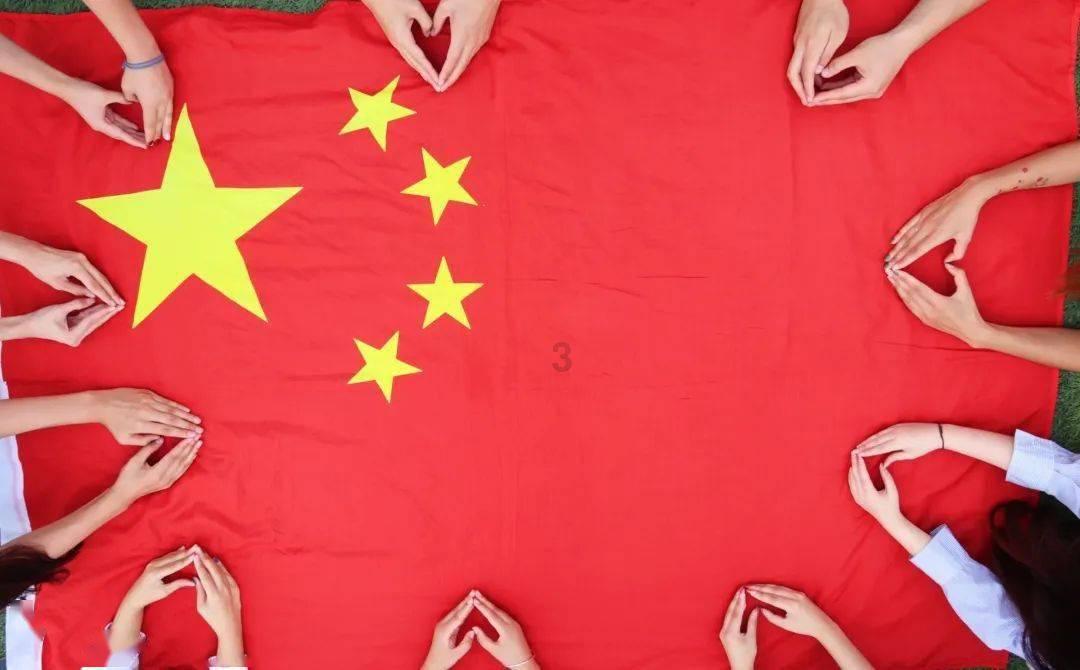 辽宁丹东一银行职员办理业务时倒地碰瓷?内勤行长:客户不讲究