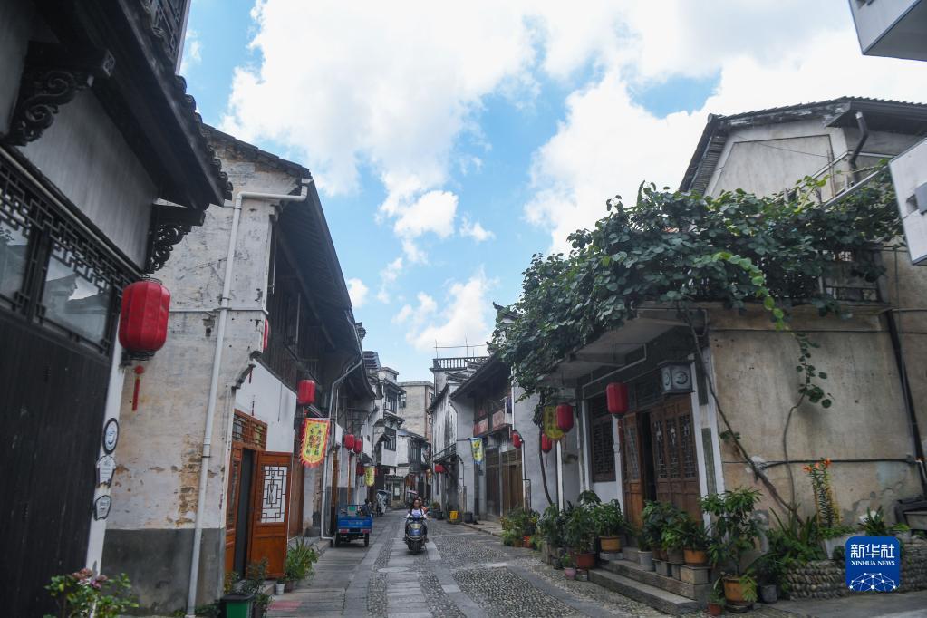 榜样就在身边 | 李海瑞:驻村更“助”村 实干赢口碑